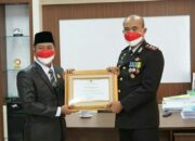 Kapolres dan Reskrim terima Penghargaan dari DPRD Sijunjung