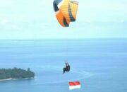 Polda Bersama Lanud Sumbar Kibarkan Bendera di Langit Padang