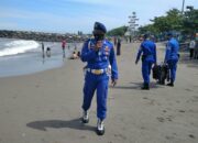 Cuaca ekstrem, Polairud Peringatkan Wisatawan Pantai Padang