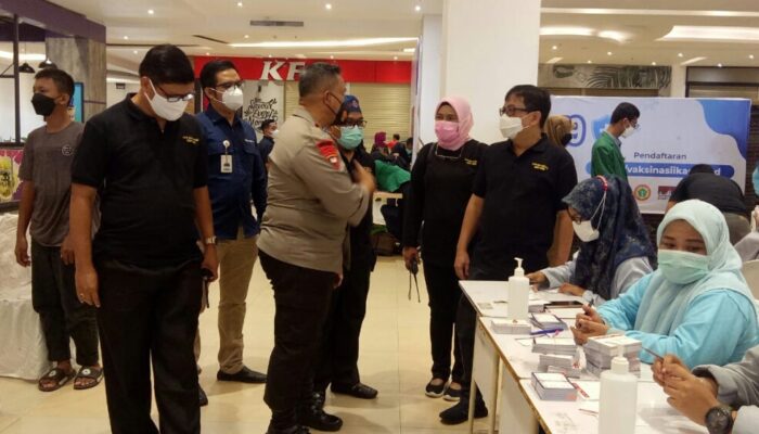 Wakapolda Apresiasi Vaksinasinasi IKA Unand di Transmart Padang