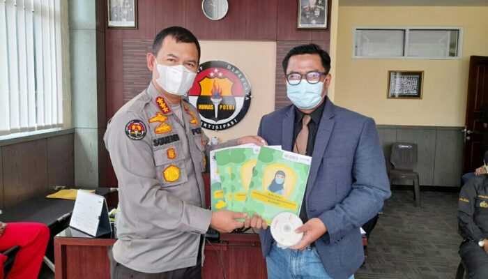 Satake Bayu Diberi Buku Saku Kesehatan dr.M.Jon Abrahim