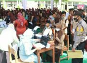 Wakapolda Tinjau Vaksinasi di SMA 1 2X11 Enam Lingkung