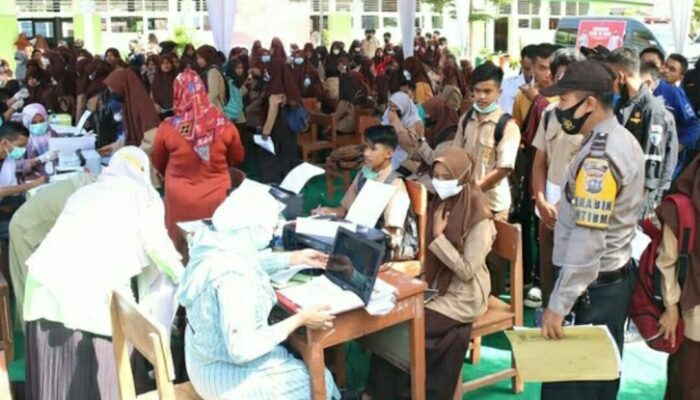Wakapolda Tinjau Vaksinasi di SMA 1 2X11 Enam Lingkung