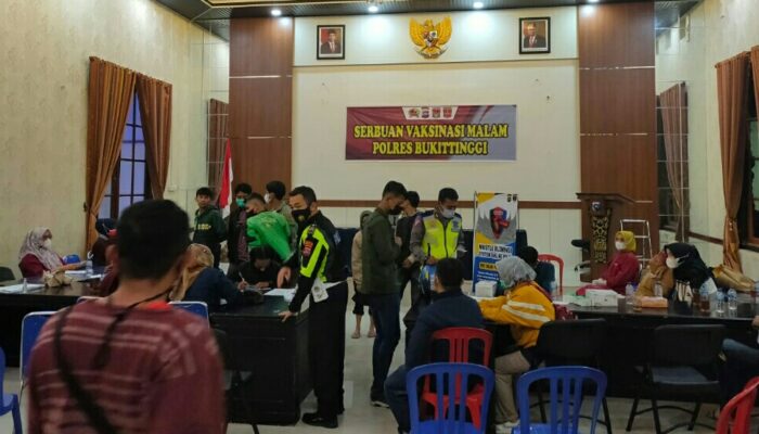 Upaya Akselerasi Vaksinasi, Polres Bukittinggi Buka Gerai Malam