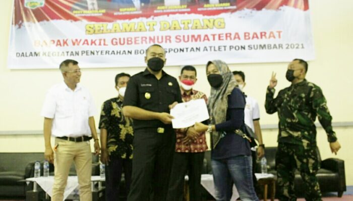 Audy beri Bonus Spontan Kepada Atlet Peraih Medali PON XX