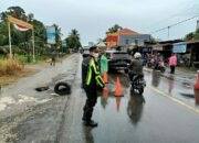 Hujan Akibatkan Jalan Amblas, Polisi Imbau Pengendara Waspada