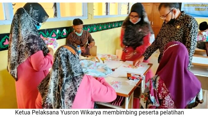 Dosen Seni Rupa FBS UNP Beri Pelatihan Prakarya Guru SDN 09 dan 36 Air Pacah