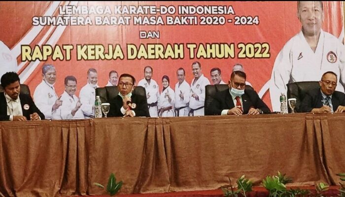 Waketum I PB Lemkari Firdaus Ilyas Tutup Raker Lemkari Sumbar