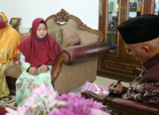 Menulis Novel Pakai HP, Melani di Hadiakan Gubernur Laptop