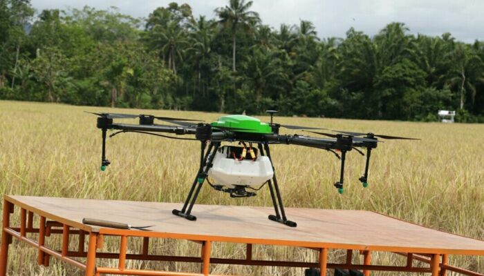 Poktan Pessel Gunakan Drone Sprayer Tebarkan Pupuk Cair
