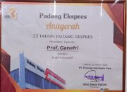 Padek Anugerahi Prof Ganefri Sebagai Rektor Inovatif