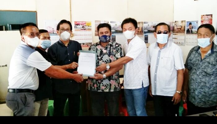 Cat Dulux Akan Bikin Rumah Kampung Pondok Warna Warni