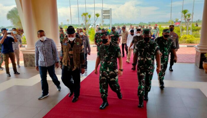 Disambut Gubernur, Dudung Mendarat di BIM, Tinjau Lokasi Gempa