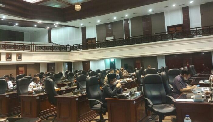 Seluruh Fraksi DPRD Sumbar Setujui Ranperda KIP