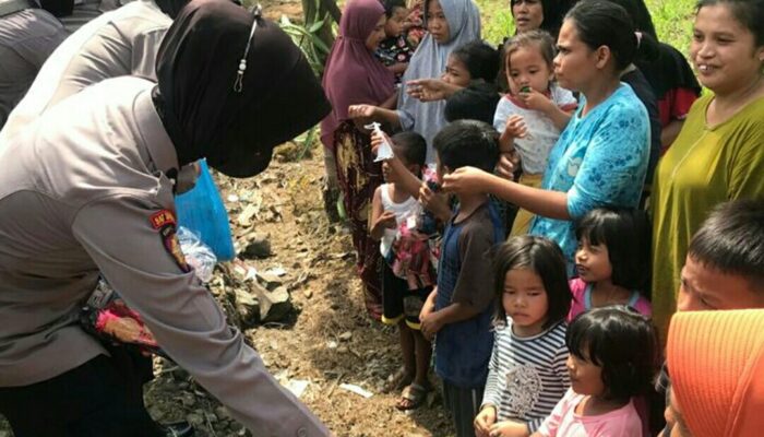Polwan Sumbar Beri Trauma Healing pada Anak Korban Gempa