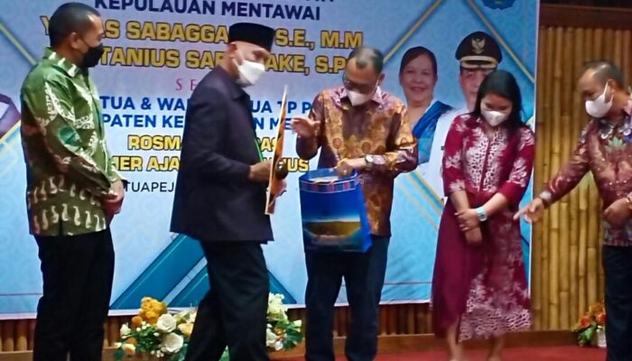 Acara Purna Tugas Bupati Mentawai Penuh Haru