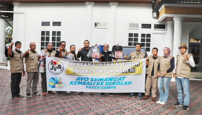 Aksi Bhakti JPS Salurkan Tas Sekolah Korban Gempa Pasaman