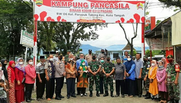 Dandim 0312 Resmikan RW 06 Parupuk Tabing Kampung Pancasila