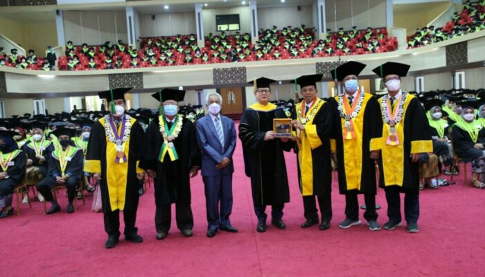 Mantan Mentri Kelautan Beri Orasi Ilmiahnya dalam Wisuda UNP ke -126