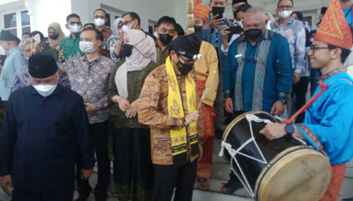 Sandiaga Uno Puji Desa Wisata dan Masakan Rendang Sumbar