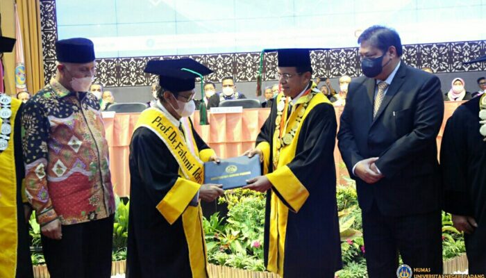 Fahmi Idris Diberi Gelar Profesor Kehormatan Pertama Oleh UNP