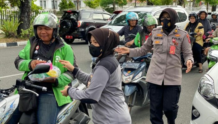 Polwan Polda Sumbar berbagi Takjil kepada Masyarakat