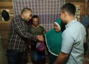 Wagub Sumbar Bantu Warga Menetes Air Mata