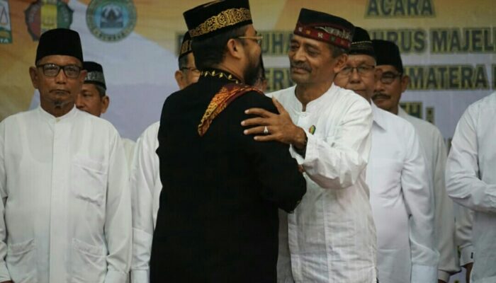 Dikukuhkan Wali Nanggroe, Sulaiman Juned Resmi Pimpin MAA Sumbar