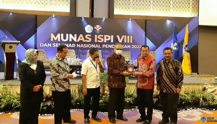 Rektor UNP Jadi Pembicara dalam Seminar Nasional di Bandung