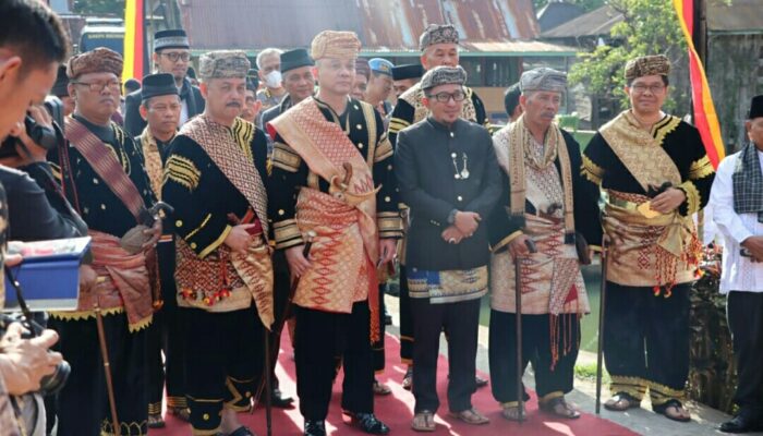 Kapolda Sumbar dan Istri Dapat Penganugerahan Gelar Kehormatan Adat