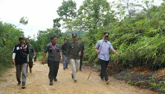 Gubernur Tinjau Jeleknya Akses Jalan ke Teluk Tapang