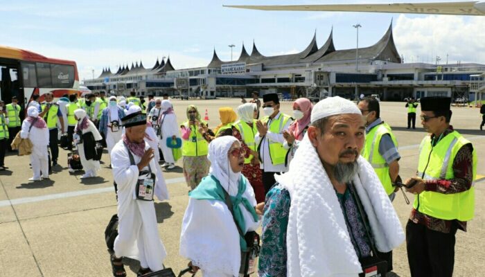 Kakanwil Kemenag Titipkan Jemaah Haji Sumbar ke Ketua Kloter UPG 19