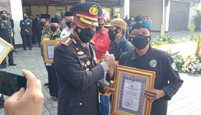 HUT Bhayangkara, Kapolres Metro Bekasi Kota Beri Penghargaan pada IWO