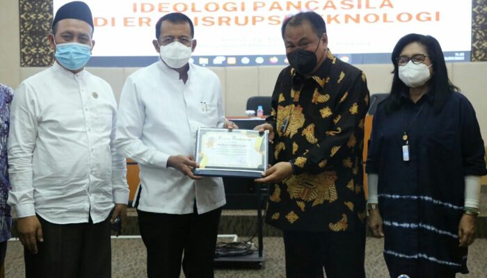 Hakim MK Arief Hidayat Kuliah Umum di UNP