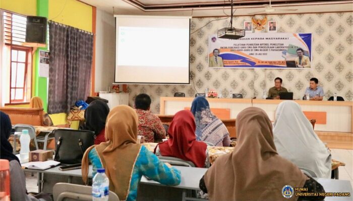 Tim Pengabmas UNP Latih Guru SMA di Kota Payakumbuh