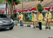 Mahasiswa UNP Sawahlunto Bagikan Bendera Merah Putih Gratis