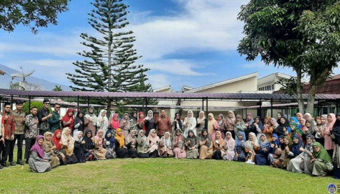 Dosen UNP Beri Pelatihan Guru SD dan SMP di Kota Bukittinggi