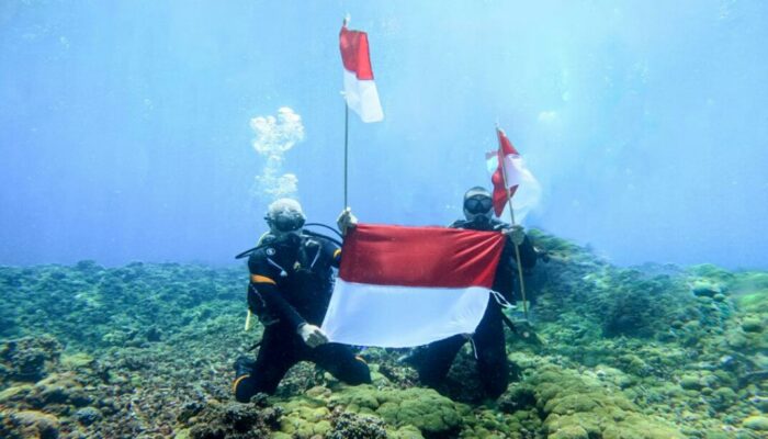 Gubernur dan Wagub Sumbar Kibarkan Bendera di Samudera Hindia
