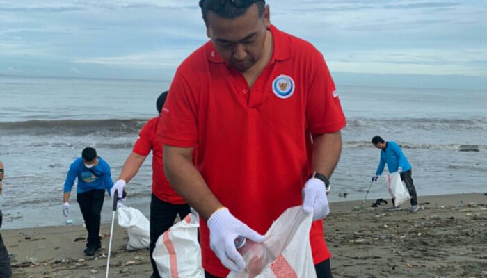 Wagub Sumbar Bersama 380 Relawan Pungut Sampah di Pantai Puruih
