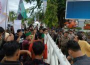 Demo Mahasiswa Sumbar Tuntut Gaji Pejabat Dikurangi 30 Persen