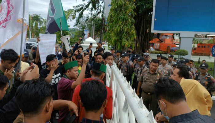 Demo Mahasiswa Sumbar Tuntut Gaji Pejabat Dikurangi 30 Persen