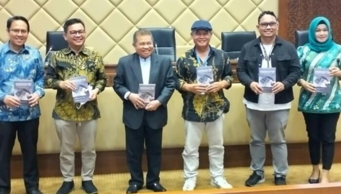 Puncak HUT 1 Dekade IWO Bedah Buku “Kemerdekaan Pers”