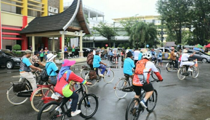 Ribuan Pesepeda Meriahkan Gowes di HUT ke-77 Sumbar