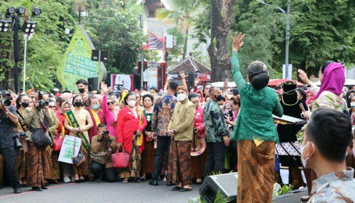 Bersama Ibu Negara, Istri Gubernur & Wagub Sumbar Ikuti Hari Batik Nasional