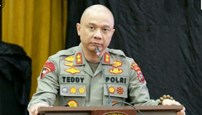 Irjen Pol Teddy Minahasa Gantikan Kapolda Jatim Nico Afinta