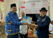 Yota Balad Serahkan Buku Pintar PPID Pariaman ke Arif Yumardi