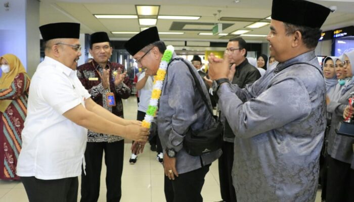 Boyong 11 Medali Kafilah Sumbar Disambut Kalungan Bunga