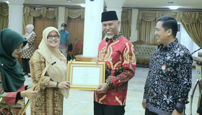 Gubernur Sumbar Beri Penghargaan Pada 229 ASN Purna Tugas