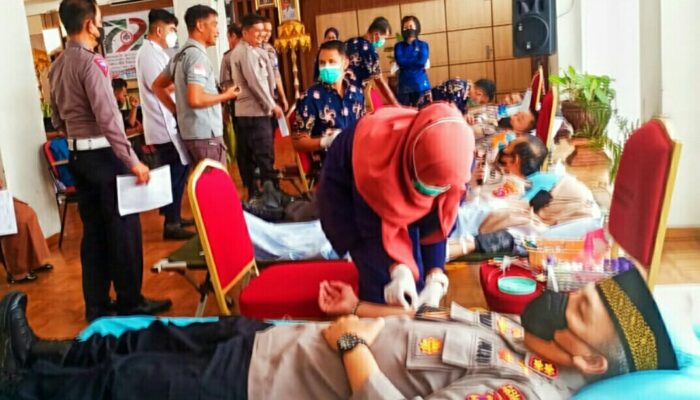 HUT IDI ke-72, Personel Polres Solok Kota Ikut Partisipasi Donor Darah