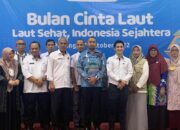 Nelayan dan Pelajar Bersihkan 12 Ton Sampah dari Laut Kota Padang